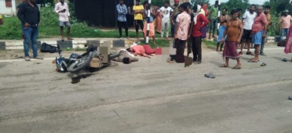 BREAKING : टेलर की चपेट में आने से एक बाइक सवार की मौत, 2 लोगों की हालत गंभीर