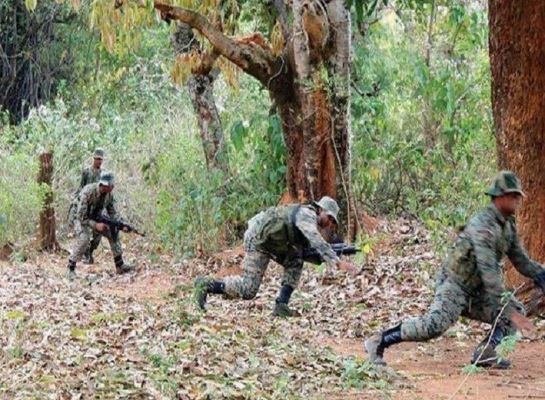 पुलिस-नक्सली मुठभेड़ : आधे घंटे चली फायरिंग, जवानों को भारी पड़ता देख भागे माओवादी