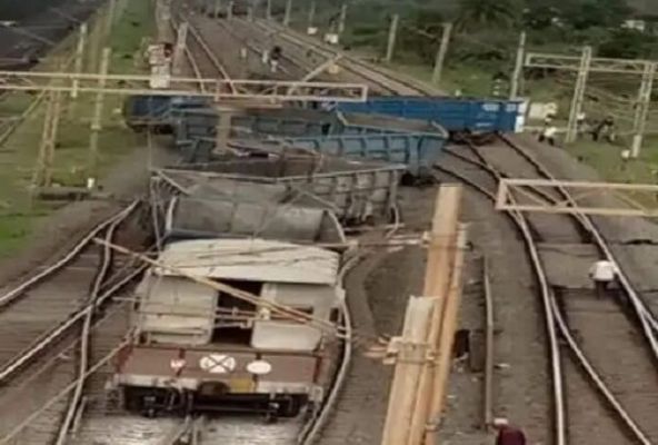 छत्तीसगढ़ में डिरेल हुई मालगाड़ी, बोगियां पटरी से उतरी, आउटर में रोकी गई यात्री ट्रेनें