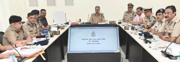 CG NEWS: डीजीपी ने रेंजवार पुलिस महानिरीक्षकों की ली महत्वपूर्ण बैठक, अवैध शराब, जुआं-सट्टा,ऑनलाईन गेम्बलिंग के खिलाफ कार्रवाई के निर्देश