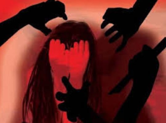 छत्तीसगढ़ के इस जिले में गैंगरेप...बाजार से लौट रही महिला का रास्ता रोककर पहले पिलाई शराब...फिर जंगल ले जाकर किया दुष्कर्म