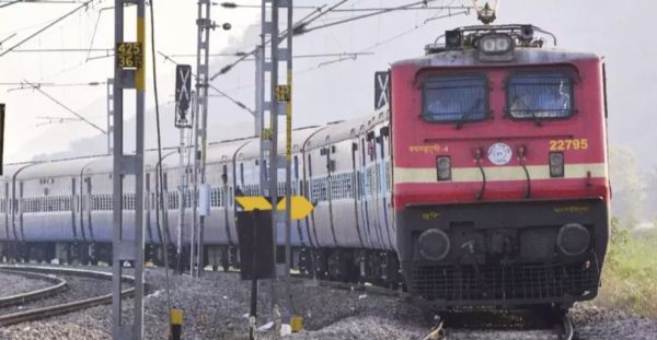 यात्रीगण कृपया ध्यान दें! रायपुर से गुजरने वाली 7 ट्रेनें कैंसिल, देखें सूची