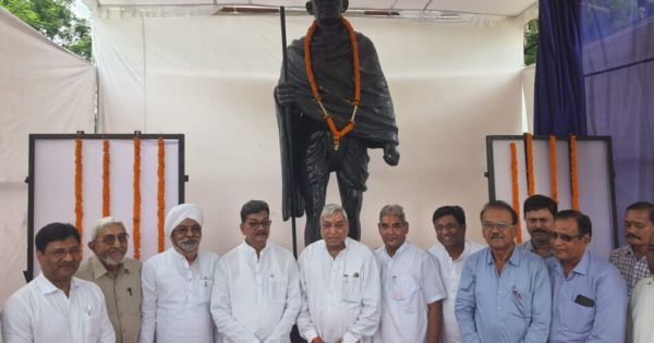 रविशंकर विश्वविद्यालय में लगी राष्ट्रपिता की प्रतिमा...विधानसभा अध्यक्ष ने किया लोकार्पण..!!