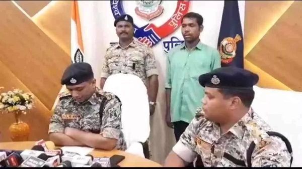 5 लाख के इनामी नक्सली ने छोड़ा लाल आतंक का साथ, पुलिस के सामने किया आत्मसमर्पण