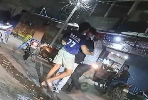 राजधानी में फिर हुई चाकूबाजी...बीच सड़क आरोपी ने युवक पर किया चाकू से हमला..!!