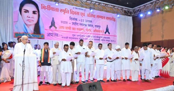 मिनीमाता स्मृति दिवस एवँ प्रतिभा सम्मान समारोह में शामिल हुए सीएम बघेल, नवनिर्वाचित सदस्यों को दिलाई शपथ 