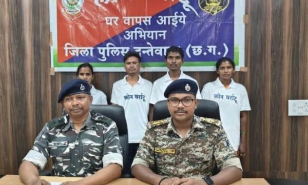 दो महिला समेत 4 नक्&zwj;सलियों ने किया आत्मसमर्पण