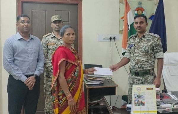 8 लाख की इनामी महिला नक्सली ने किया सरेंडर, नक्सल संगठन में 17 साल रही सक्रिय