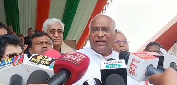  अहंकार में डूबे प्रधानमंत्री मोदी को जनता सिखाएगी सबक : खड़गे