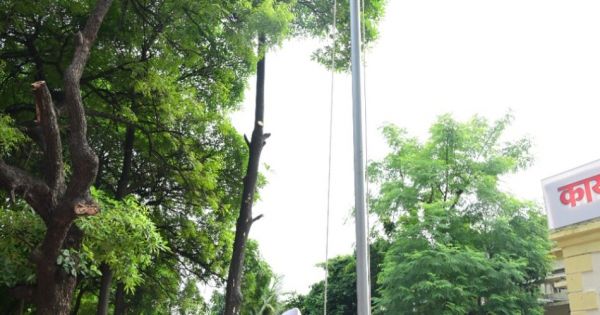 कलेक्टर डॉ. भुरे ने कलेक्टोरेट परिसर में किया ध्वजारोहण