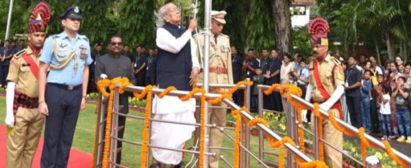 Happy Independence Day : राजभवन में राज्यपाल हरिचंदन ने किया ध्वजारोहण