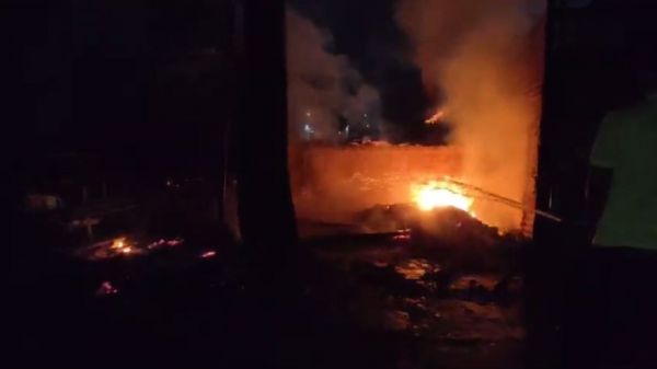 आटो पार्ट्स की दुकान में लगी भीषण आग, यहां रखी बाइक समेत अन्य सामान जलकर खाक, देखें वीडियो&hellip;