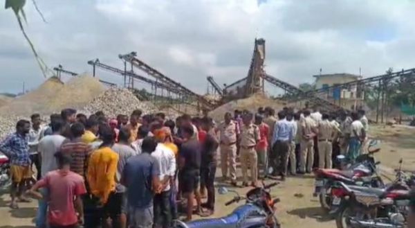 क्रेशर प्लांट में मशीन ऑपरेटर पर गिरा पत्थर, दबने से मौत, परिजनों और ग्रामीणों ने घेरा प्लांट