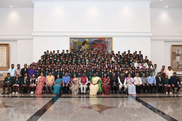 छत्तीसगढ़ के स्टूडेंट ने राष्ट्रपति द्रौपदी मुर्मू से की मुलाकात, इन विषयों पर जानें विद्यार्थियों के विचार