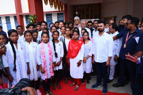 सरगुजा संभाग के पहले हाईटेक स्वामी आत्मानन्द कॉलेज का हुआ लोकार्पण