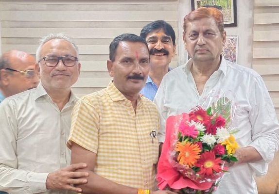 मंत्री अकबर के जन्मदिन पर बधाई देने उमड़ा जनसैलाब