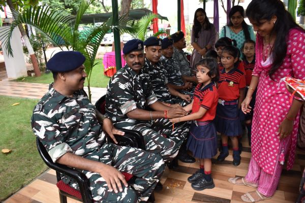 सीआरपीएफ के जवानों ने हर्षोल्लास के साथ मनाया रक्षाबंधन पर्व, सीपीएस किड्स एकेडमी के विद्यार्थियों और शिक्षकों ने बांधा जवानों की कलाइयों में रक्षा सूत्र