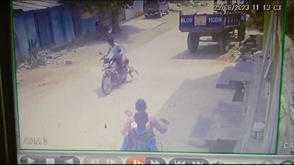 दिल दहला देगा ये VIDEO&hellip;, बाइक सवार ने 4 साल के मासूम को 1 किमी तक घसीटा