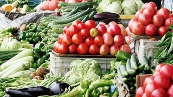 सब्जियों की आवक भरपूर, टमाटर के गिरे दाम