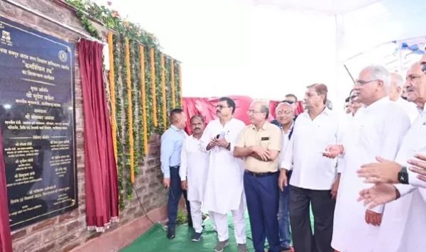 मुख्यमंत्री भूपेश बघेल ने नवा रायपुर में &lsquo;कमर्शियल हब&rsquo;, एरोसिटी और &lsquo;शहीद स्मारक&rsquo; की रखी आधारशिला