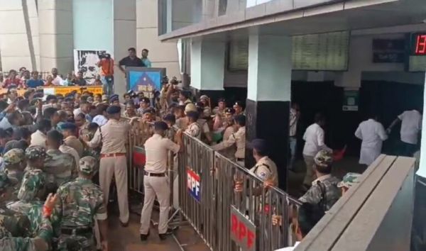 65 कांग्रेसी गिरफ्तार, बैरिकेड तोड़कर स्टेशन के अंदर घुसे प्रदर्शनकारी