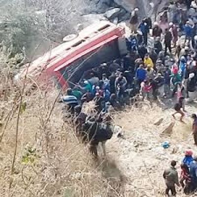 दो मिनी बस में भिड़ंत, कई यात्री घायल