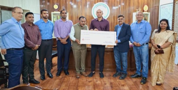 अडानी फाउंडेशन ने स्वामी आत्मानंद स्कूल खरोरा के भवन निर्माण के लिए एक करोड़ 70 लाख का चेक कलेक्टर को सौंपा