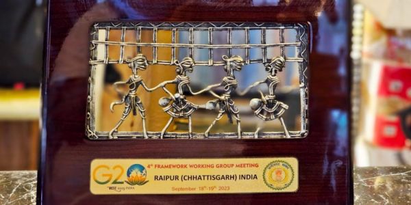 आज छत्तीसगढ़ आएंगे G20 के डेलीगेट्स, उपहार में दी जाएगी बस्तर आर्ट की चिन्हारी, गिफ्ट पैक में फारेस्ट हनी और मिलेट कूकीज जैसे उत्पाद &hellip;