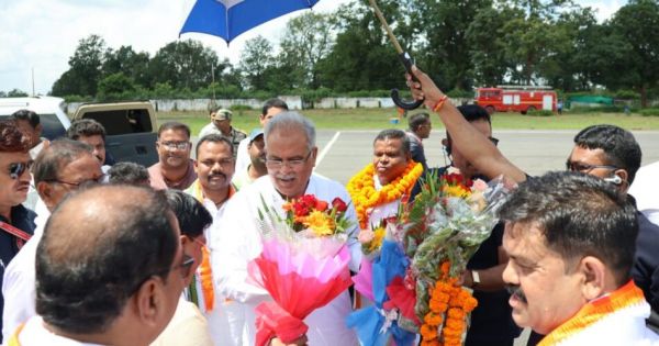BREAKING NEWS : मुख्यमंत्री बघेल का बीजापुर स्थित हेलीपेड पर जनप्रतिनिधियों ने किया आत्मीय स्वागत