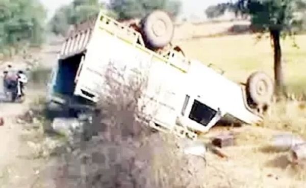 सवारियों से भरी पिकअप पलटी, 20 यात्री घायल, चार गंभीर