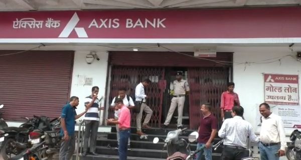 CRIME : एक्सिस बैंक में 7 करोड़ की डकैती, 5 से 6 लोगों ने दिया घटना को अंजाम, बैंक मैनेजर पर चाकू से हमला