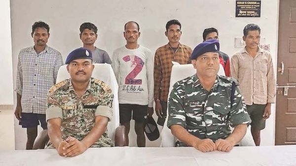 एक लाख के इनामी के साथ छः नक्सलियों ने किया आत्मसमर्पण