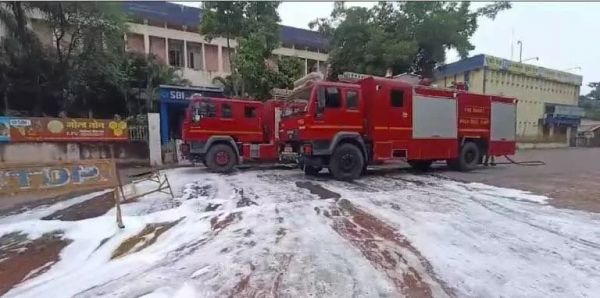 बड़ा हादसा टला : SBI बैंक में शार्ट सर्किट से लगी आग, दमकल की गाड़ियां आग बुझाने में लगी