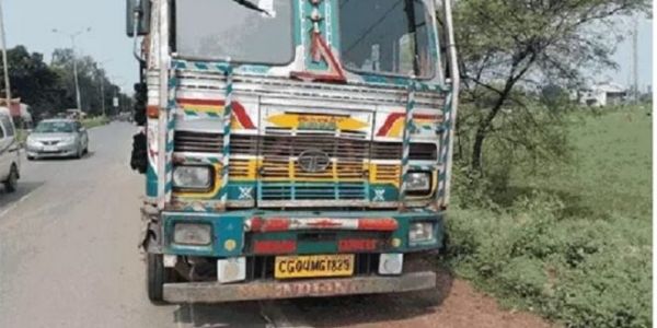 तेज रफ्तार ट्रक ने पति-पत्नी को रौंदा, महिला को 100 मीटर तक घसीटा, दोनों की मौके पर मौत