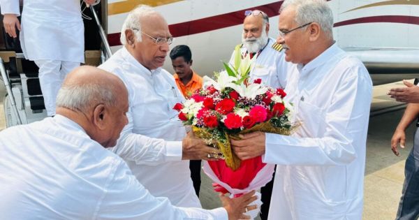 रायपुर पहुंचे कांग्रेस के राष्ट्रीय अध्यक्ष मल्लिकार्जुन खड़गे, सीएम बघेल ने विमानतल पर किया आत्मीय स्वागत