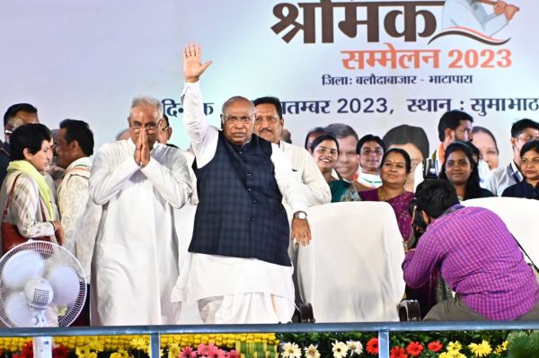 कृषक सह श्रमिक सम्मेलन में पहुंचे सांसद मल्लिकार्जुन खड़गे एवं मुख्यमंत्री भूपेश बघेल, देखें कार्यक्रम का LIVE प्रसारण 