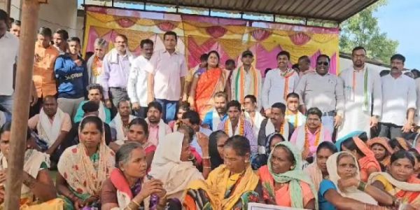 मंत्री मोहन मरकाम की अगुआई मे 72 ग्रामीणों ने किया कांग्रेस प्रवेश