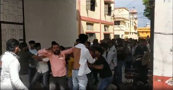 कॉलेज में NSUI और ABVP नेताओं के बीच जमकर मारपीट, वीडियो हो रहा वायरल