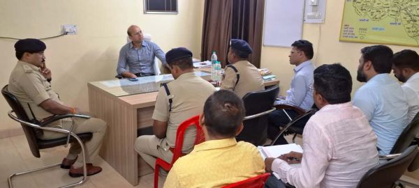 चुनाव के दौरान कोई भी अधिकारी-कर्मचारी बिना अनुमति मुख्यालय न छोड़ें : कलेक्टर