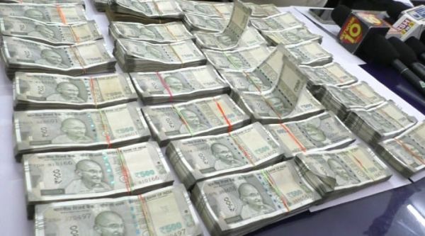 CRIME : पुलिस की बड़ी कार्रवाई; चेकिंग के दौरान तीन कार से 15 लाख 64 हजार रुपये जब्त, पूछताछ जारी