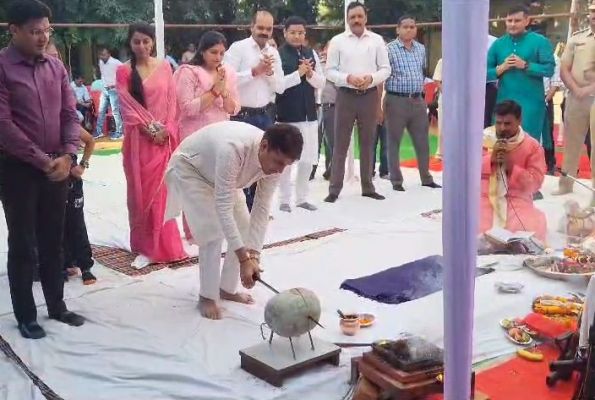 विजयादशमी पर रायपुर पुलिस ग्राउंड में SSP ने की शस्त्र पूजा, तलवार से रखिया काटकर निभाई बलि की परंपरा