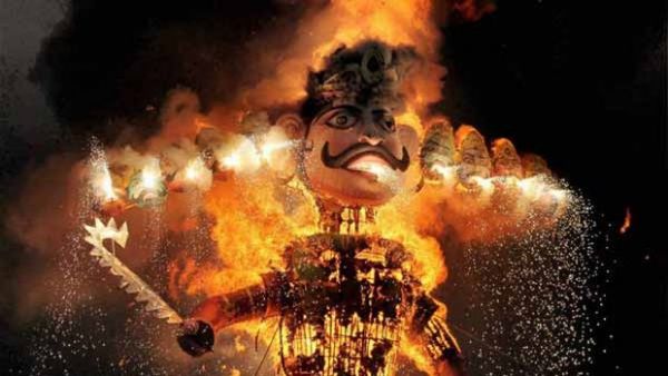 WRS कॉलोनी मैदान में सीएम भूपेश बघेल ने किया रावण दहन