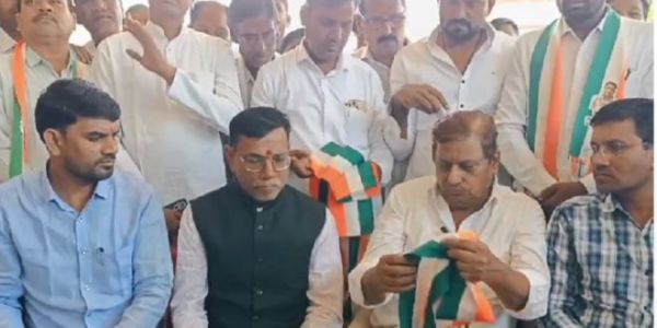 बीजेपी को लगा बड़ा झटका...साहू समाज के कई बड़े पदाधिकारी कांग्रेस पार्टी में शामिल, पढ़िए खबर