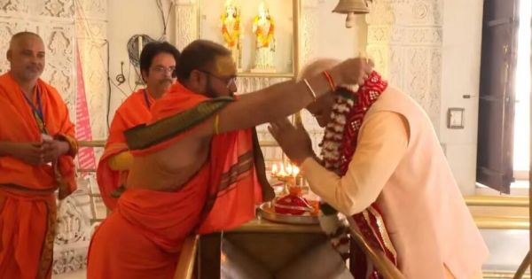 प्रधानमंत्री नरेंद्र मोदी पहुंचे आस्था के केंद्र डोंगरगढ़, मां बम्लेश्वरी मंदिर में की पूजा-अर्चना