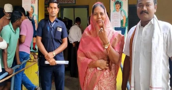 आज 20 सीटों पर वोटिंग शुरू: भानुप्रतापपुर सीट से कांग्रेस प्रत्याशी सावित्री मंडावी और सन्तराम नेताम ने किया मतदान