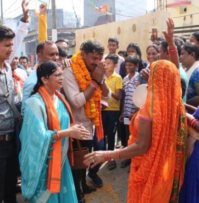 सभी प्रत्याशी वोट मांगने में व्यस्त है मगर एक प्रत्याशी ऐसा भी जो धनतेरस में दिया जलाने की मांग जनता से कर रहा है | जानिए क्या है पूरा मामला।