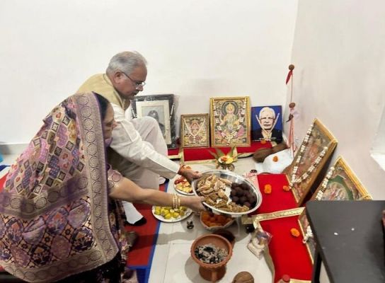सीएम भूपेश बघेल ने गृहग्राम में मनाई दिवाली, लक्ष्मी माता से मांगा ये आशीर्वाद