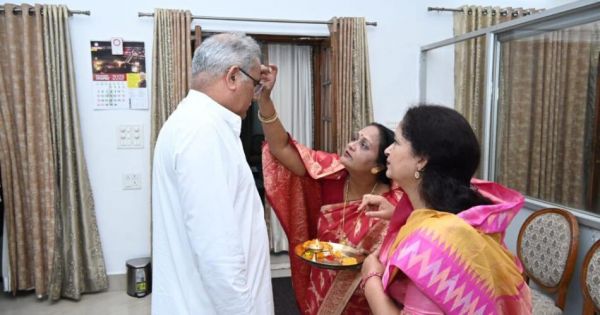 भाई दूज पर बहनों ने मुख्यमंत्री भूपेश बघेल को तिलक लगाकर की मंगलकामनाएं,