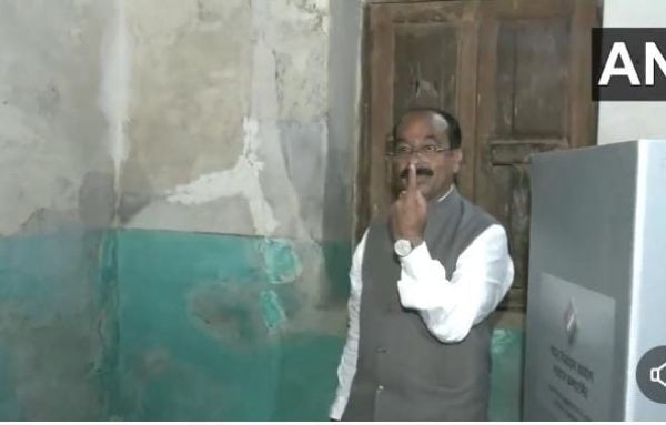  70 सीटों पर आज मतदान: बिलासपुर में भाजपा प्रदेश अध्यक्ष अरुण साव ने डाला वोट