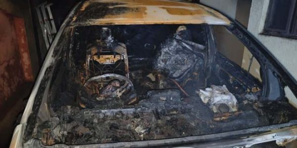 आईएएस के घर पर चार्जिंग में लगी EV कार में ब्लास्ट, 2 कार समेत एक AC जलकर खाक